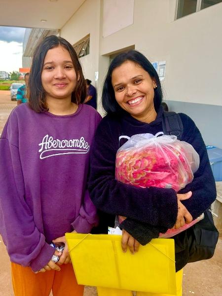 Vitória Gomes de Sousa, 14, e a mãe comemoram alta do Hcamp