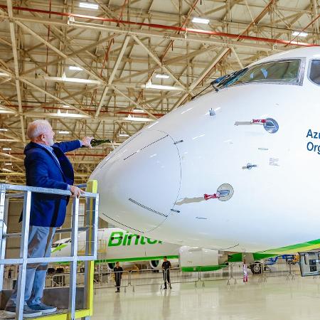 Lula 'batiza' avião em cerimônia de entrega da aeronave da Embraer à Azul, em São José dos Campos (SP) Lula 'batiza' avião em cerimônia de entrega da aeronave da Embraer à Azul, em São José dos Campos (SP)