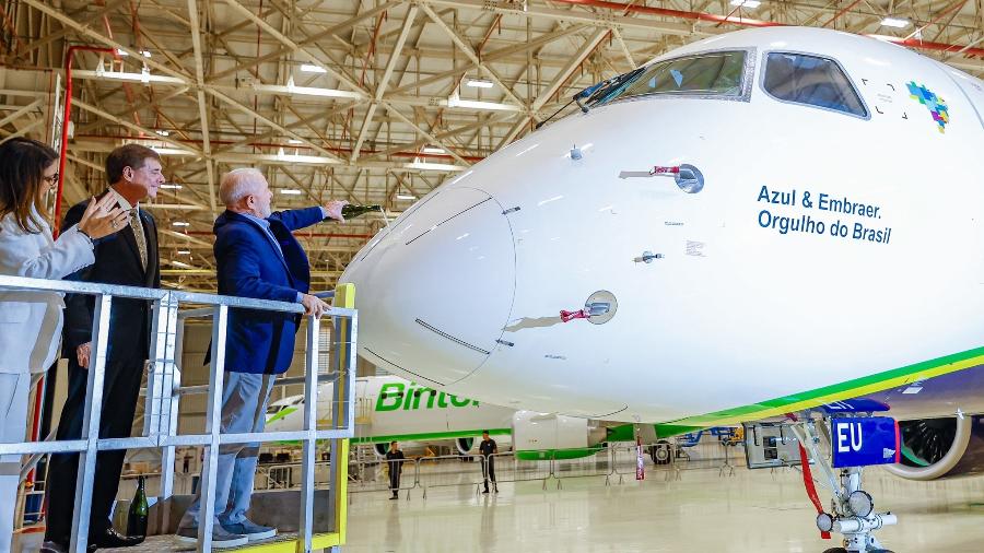 Lula 'batiza' avião em cerimônia de entrega da aeronave da Embraer à Azul, em São José dos Campos (SP)