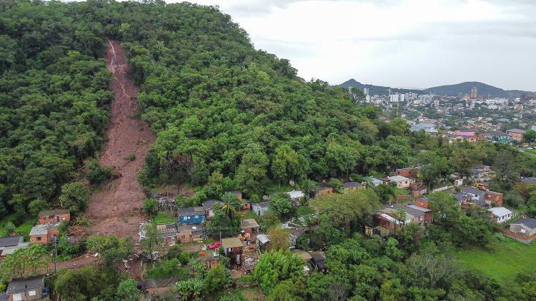 Registro mostra deslizamento de terra na região do Morro do Cechella, em Santa Maria