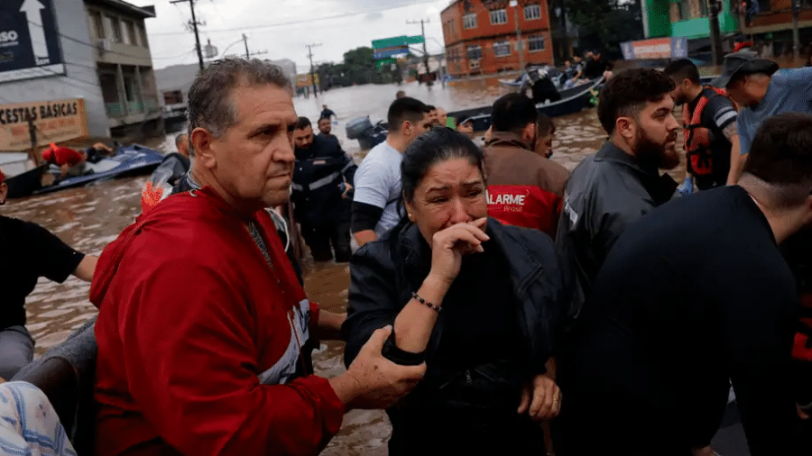 Defesa Civil e voluntários atuando no resgate em Canoas, região metropolitana de Porto Alegre: estimativa é de que haja ao menos 2,5 mil solicitações de resgate no Rio Grande do Sul
