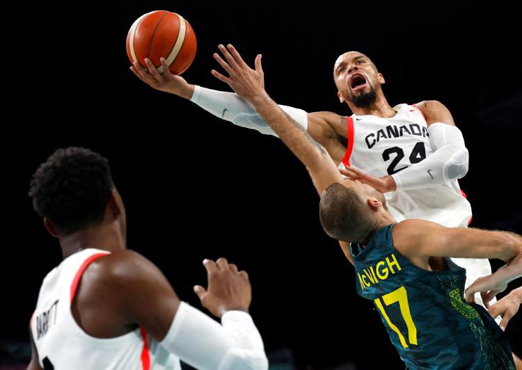 Dillon Brooks, do Canadá, em ação contra Jack McVeigh, da Austrália, no jogo do último dia 30