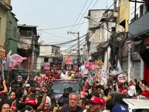 Boulos vai com Haddad a Heliópolis e critica rivais por ato bolsonarista