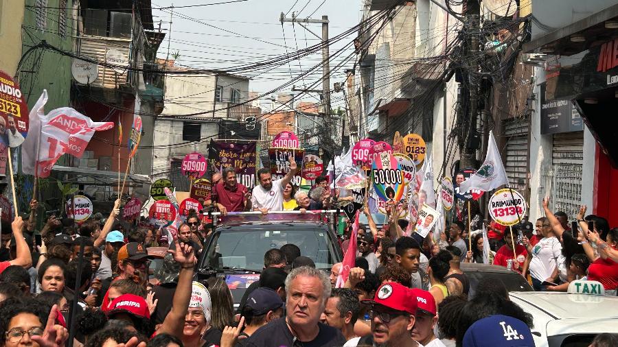 Guilherme Boulos (PSOL), Fernando Haddad (PT) e Luiza Erundina (PSOL) durante ato de campanha em Heliópolis