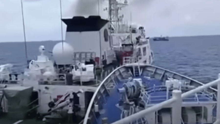 Vídeo divulgado pela Guarda Costeira das Filipinas mostra navio chinês  (à esquerda) colidindo com embarcação filipina (à direita, com detalhe em azul)