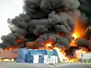 Incêndio em fábrica de óleo de cozinha deixa oito mortos na Indonésia