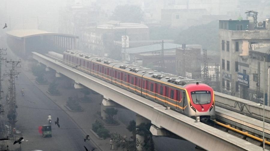 Poluição leva névoa à cidade de Lahore, segunda maior do Paquistão - Arif ALI / AFP