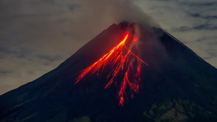 Erupção do vulcão Monte Merapi,na ilha de Java, na Indonésia 