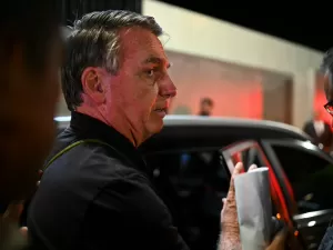 Bolsonaro se diz vítima de perseguição e não descarta refúgio em embaixada