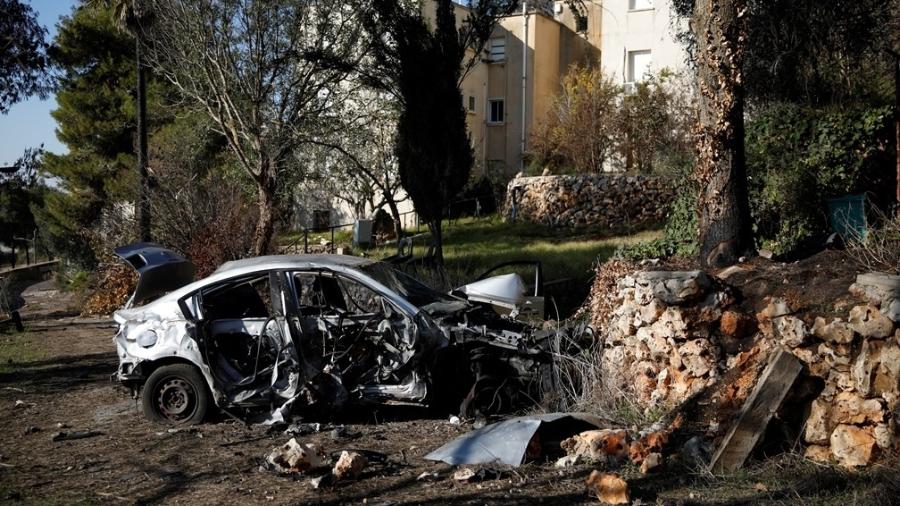 Carro fica destruído em bombardeio à cidade de Manara, no Líbano; país acusou Israel de violar acordo de cessar-fogo