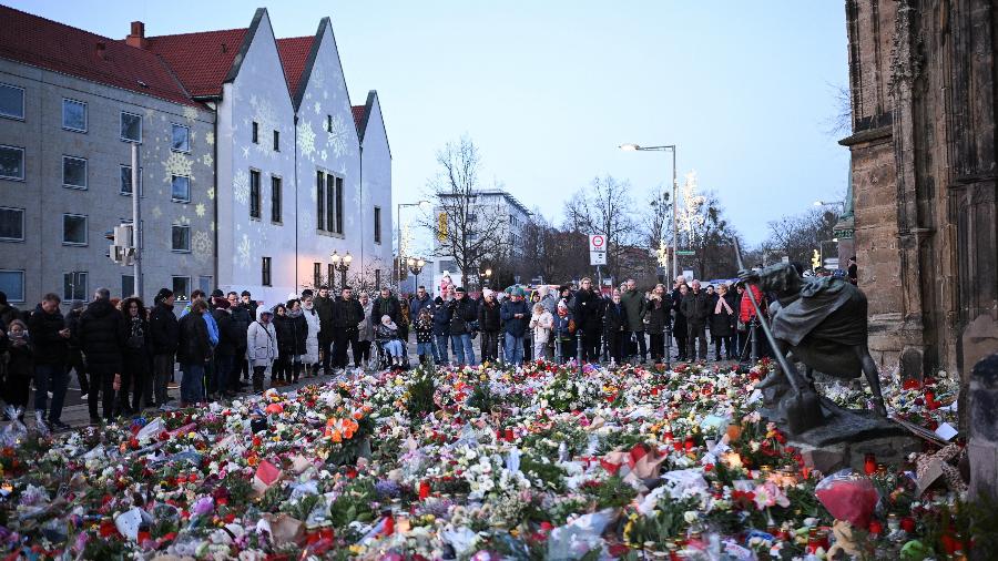 Pessoas prestam homenagem com flores em memorial sobre o atentado a mercado de Natal em Magdeburg, na Alemanha