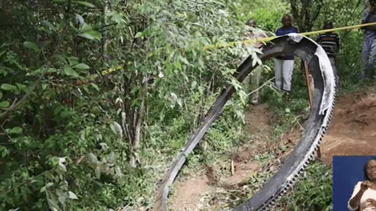 Anel metálico caiu em vila no Quênia