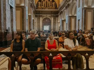 Fiéis lotam Catedral de Buenos Aires em oração por saúde do papa