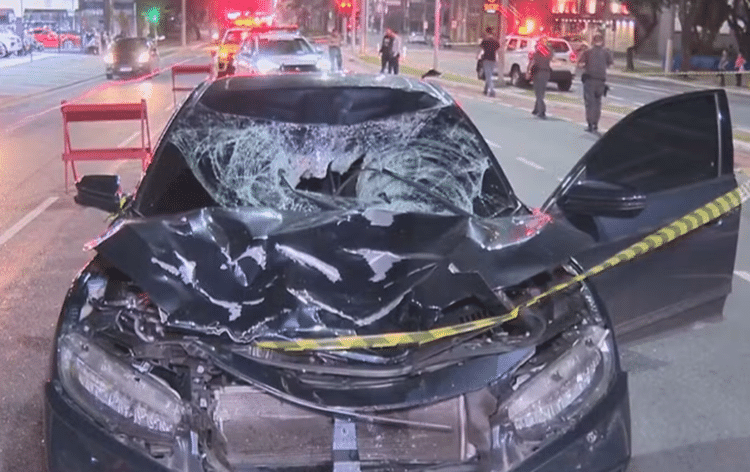 Honda Civic ficou com a parte da frente destruída após atropelamento na Avenida Goiás, em São Caetano Honda Civic ficou com a parte da frente destruída após atropelamento na Avenida Goiás, em São Caetano