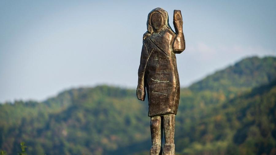 Estátua de bronze foi colocada em 2020 para substituir uma outra de madeira que foi queimada em um incêndio criminoso. - Jure Makovec / AFP