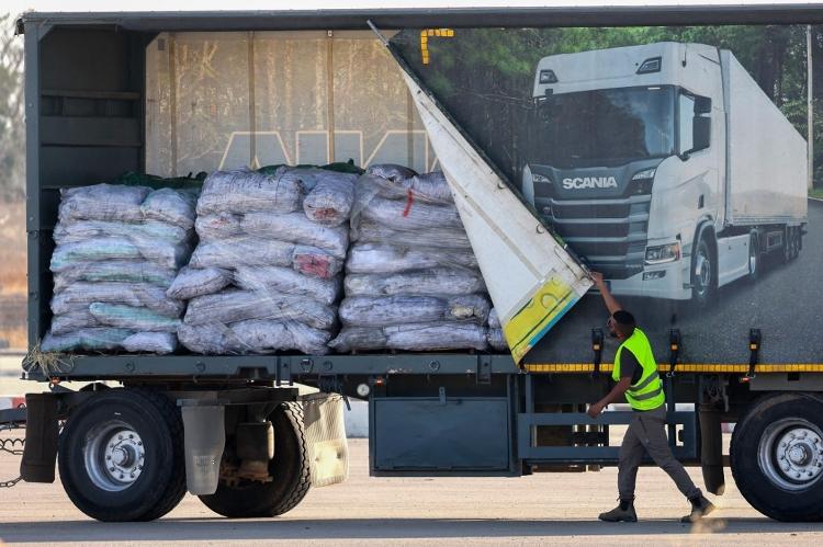 Um caminhão transportando ajuda humanitária passa pela passagem de Kerem Shalom, entre o sul de Israel e a Faixa de Gaza, em 22 de maio de 2025, em meio à guerra em curso com o movimento militante palestino Hamas. Um caminhão transportando ajuda humanitária passa pela passagem de Kerem Shalom, entre o sul de Israel e a Faixa de Gaza, em 22 de maio de 2025, em meio à guerra em curso com o movimento militante palestino Hamas.