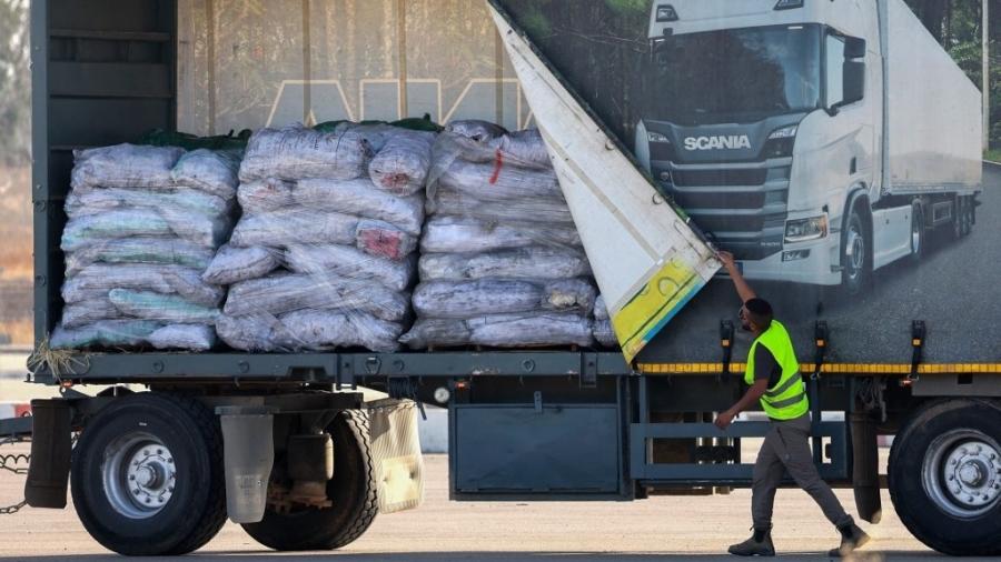 Um caminhão transportando ajuda humanitária passa pela passagem de Kerem Shalom, entre o sul de Israel e a Faixa de Gaza, em 22 de maio de 2025, em meio à guerra em curso com o movimento militante palestino Hamas. Um caminhão transportando ajuda humanitária passa pela passagem de Kerem Shalom, entre o sul de Israel e a Faixa de Gaza, em 22 de maio de 2025, em meio à guerra em curso com o movimento militante palestino Hamas.