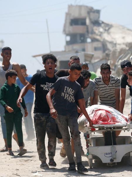 Palestinos levam maca do lado de fora do hospital al-Shifa, na cidade de Gaza Palestinos levam maca do lado de fora do hospital al-Shifa, na cidade de Gaza