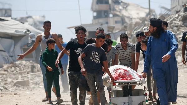 Palestinos levam maca do lado de fora do hospital al-Shifa, na cidade de Gaza