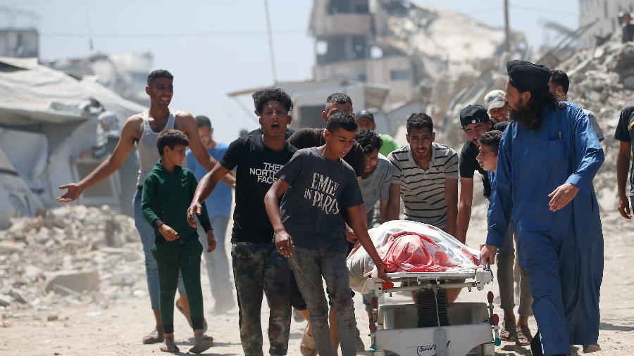 Palestinos levam maca do lado de fora do hospital al-Shifa, na cidade de Gaza Palestinos levam maca do lado de fora do hospital al-Shifa, na cidade de Gaza