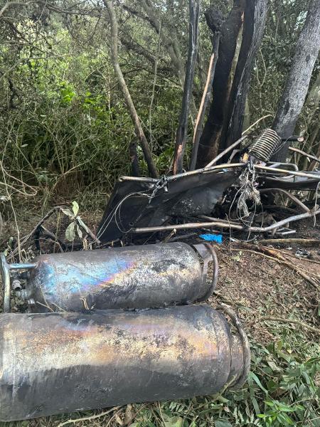 Imagem mostra o que sobrou do balão; objetos foram carbonizados pelo fogo
