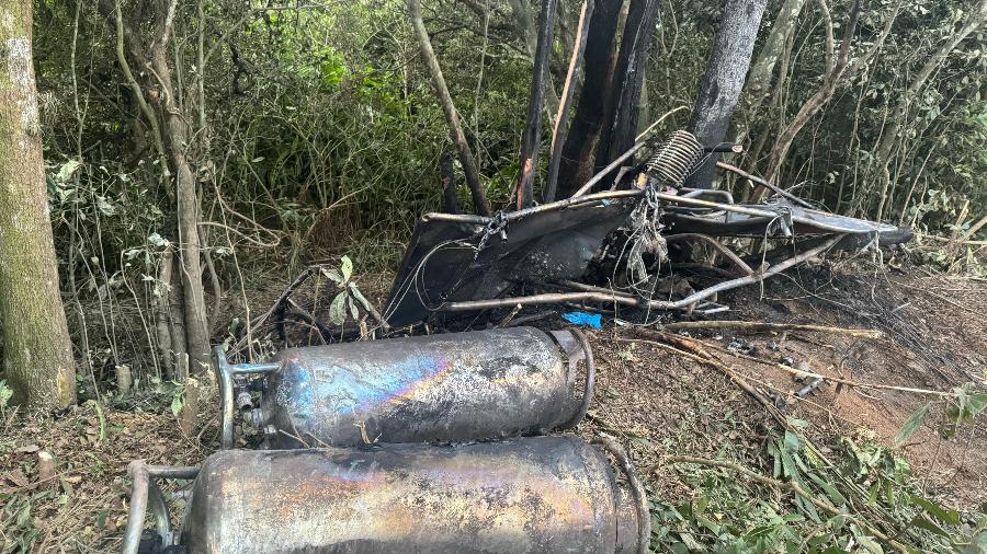 Imagem mostra o que sobrou do balão; objetos foram carbonizados pelo fogo