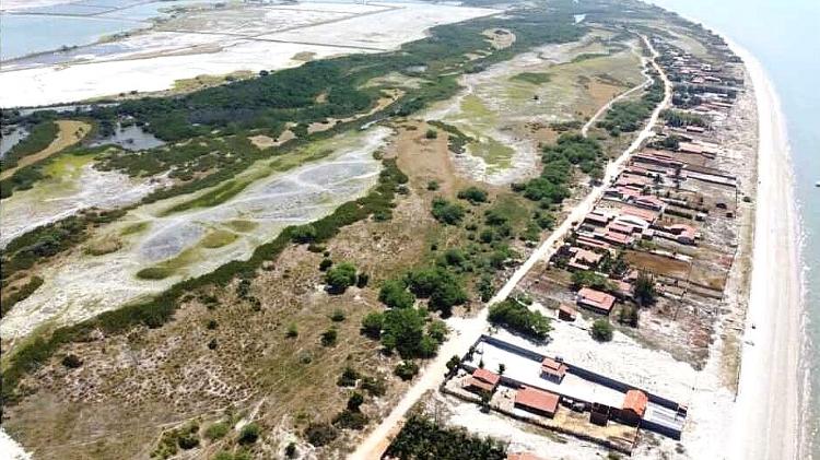 Área a direita, que a FE Pescados diz ser dona, foi ocupada e teve diversas construções