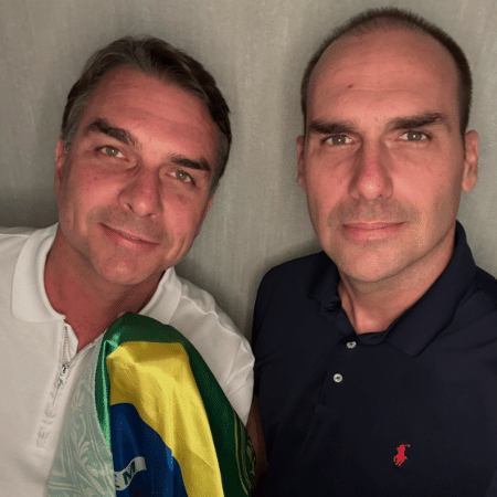 Após fugir para os EUA, o senador Flávio Bolsonaro (PL), candidato derrotado à Presidência da República, aparece pela primeira vez ao lado do irmão, o ex-deputado federal Eduardo Bolsonaro (PL) que vive no país desde o ano passado Após fugir para os EUA, o senador Flávio Bolsonaro (PL), candidato derrotado à Presidência da República, aparece pela primeira vez ao lado do irmão, o ex-deputado federal Eduardo Bolsonaro (PL) que vive no país desde o ano passado