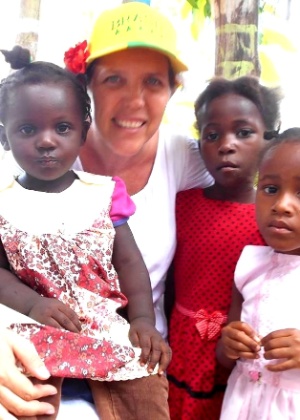 Karla de Lacerda entrega os vestidos feitos em Camboriú para meninas haitianas - Arquivo Pessoal