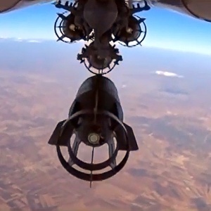 Imagem mostra um caça russo lançando bombas durante ataque aéreo na Síria