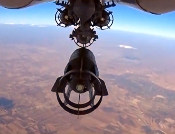 Imagem extraída de vídeo do Ministério da Defesa da Rússia mostra um caça russo lançando bombas durante ataque aéreo na Síria