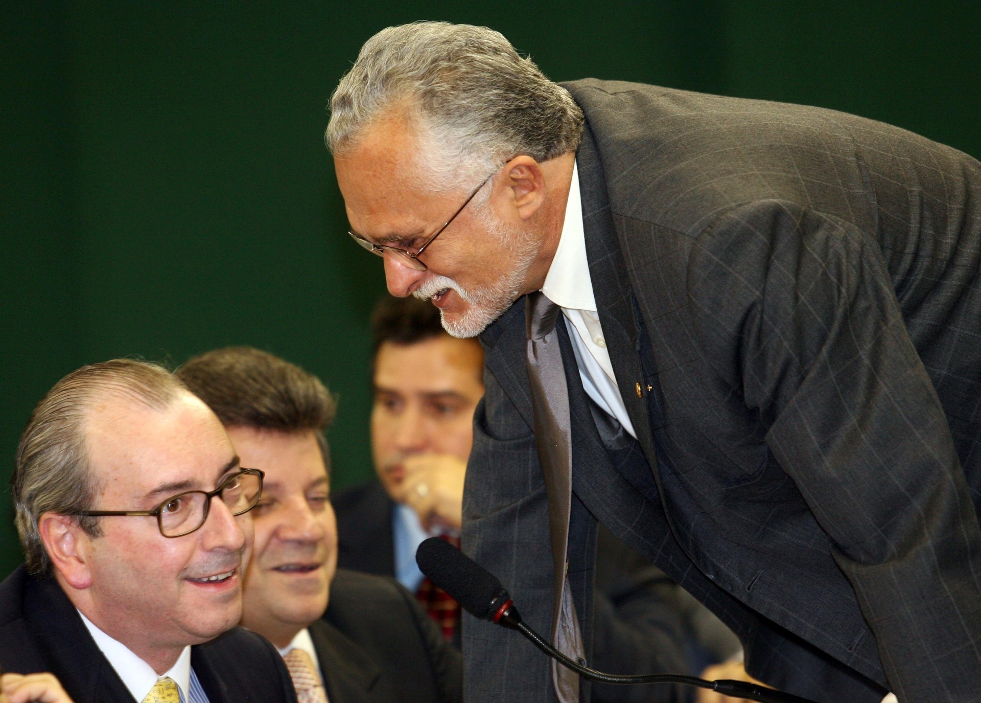 Relator do projeto de prorrogação da CPMF na CCJ (Comissão de Constituição e Justiça) da Câmara, Eduardo Cunha conversa com o então deputado José Genoino (PT-SP). O projeto foi aprovado pela comissão, mas derrubado pelo plenário. Um ano depois, Cunha assumiu a presidência da CCJ - Alan Marques/Folhapress