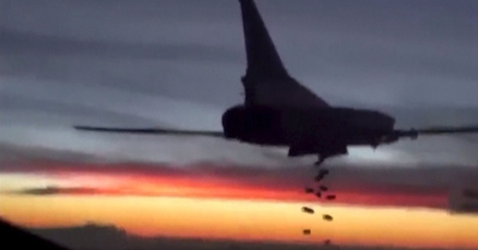 19.nov.2015 - Imagem tirada de um video divulgado pelo Ministério da Defesa da Rússia mostra um avião bombardeiro russo modelo Tupolev TU-22 soltando bombas em um local desconhecido na Síria