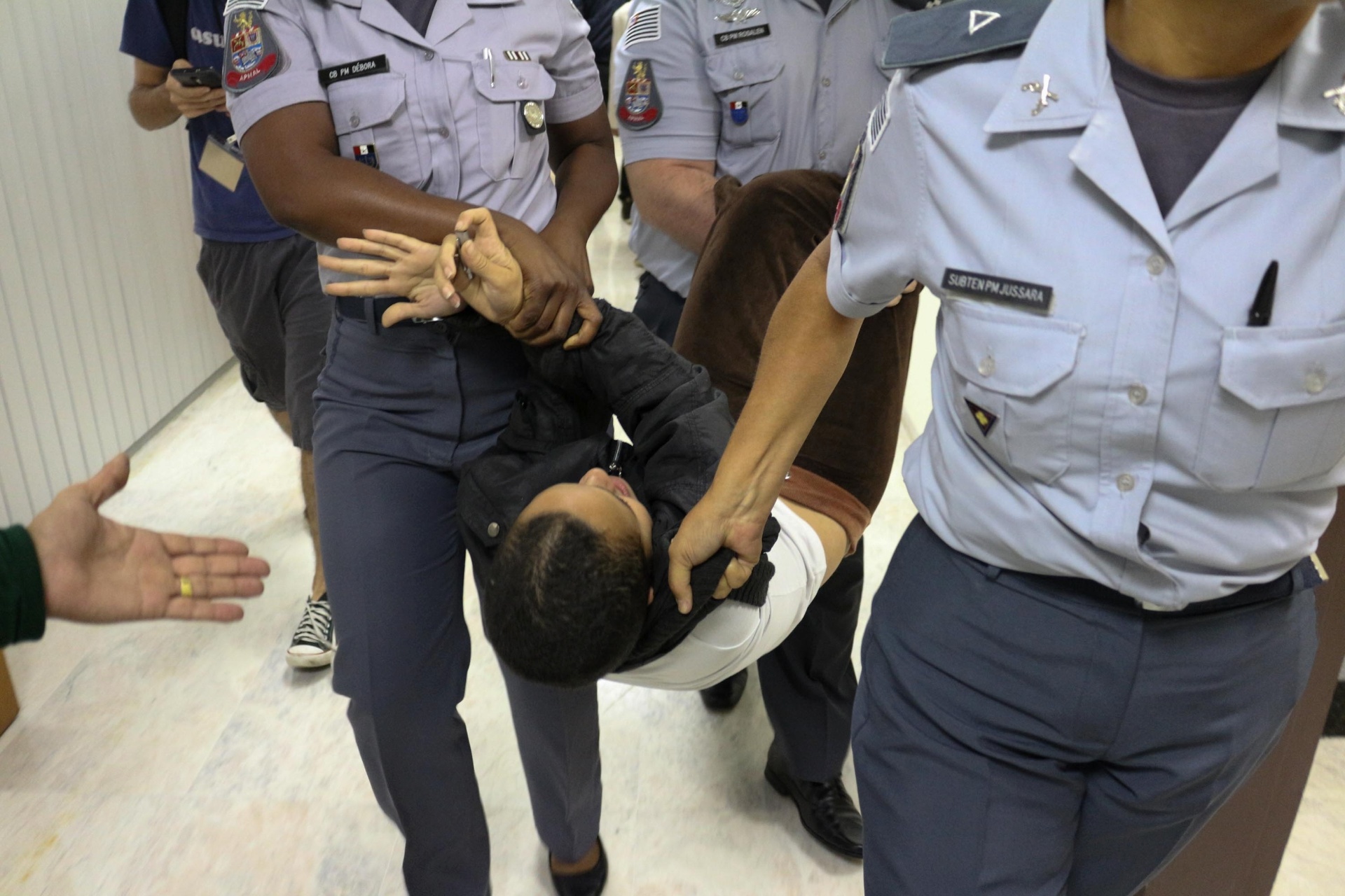 1º.mar.2016 - Estudantes são retirados à força pela Policia Militar de dentro da Alesp (Assembleia Legislativa do Estado de São Paulo). Os manifestantes, que protestavam contra a "máfia da merenda", foram encaminhados para 36º Distrito Policial. O Deputado Coronel Telhada exigiu a retirada deles, após alegar ter sido ofendido pelos mesmos - Rogério Padula/Futura Press/Estadão Conteúdo
