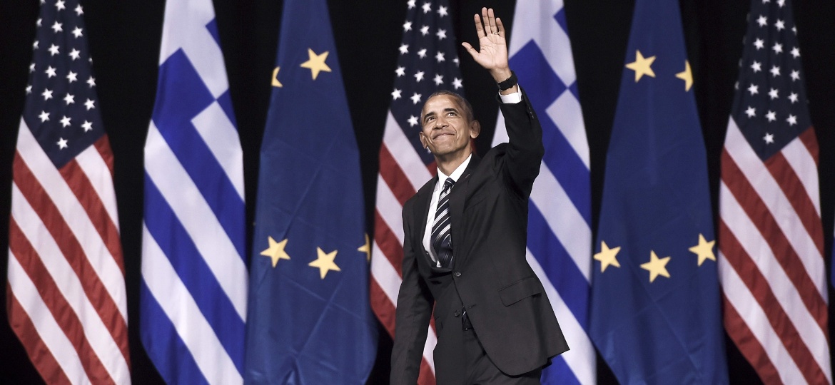 16.nov.2016 - O presidente dos EUA, Barack Obama, acena para o público após discurso na fundação Niarchos, em Atenas, na Grécia - Aris Messinis/AFP