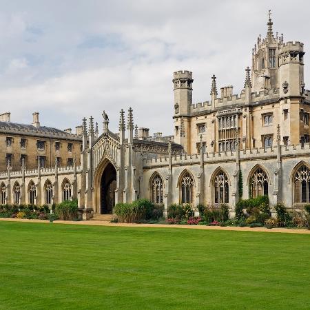 Visão frontal da Universidade de Cambridge, uma das cidades universitárias mais famosas do Reino Unido - Cambridge