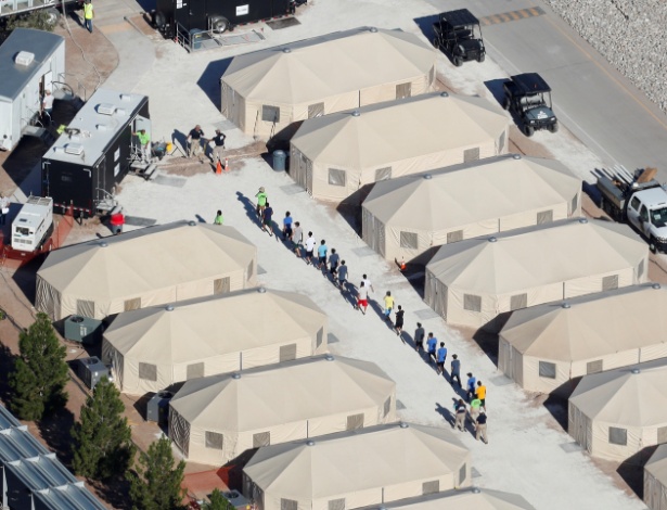 Abrigo para crianças de imigrantes ilegais em Tornillo, Texas (EUA) - Mike Blake/Reuters