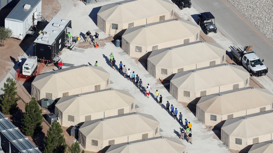 Abrigo para crianças de imigrantes ilegais em Tornillo, Texas (EUA) - Mike Blake/Reuters