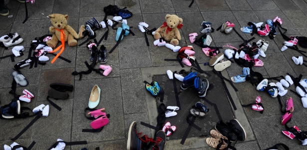 Sapatos de crianças são deixados em calçada em Dublin em protesto pela visita do papa - Clodagh Kilcoyne/Reuters