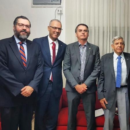 Araújo, o embaixador de Israel, Yossi Shelley, e Bolsonaro: aproximação com ideias de Trump - Reprodução/Facebook