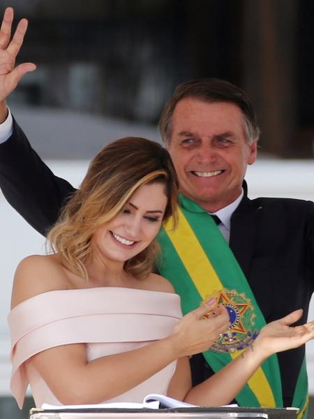 Em libras Michelle Bolsonaro apresenta Jair Bolsonaro ao público durante a posse e ele agradece também em libras - Sergio Moraes/Reuters