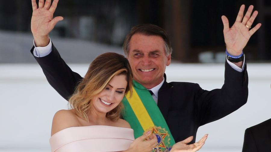 Em libras Michelle Bolsonaro apresenta Jair Bolsonaro ao público durante a posse e ele agradece também em libras - Sergio Moraes/Reuters