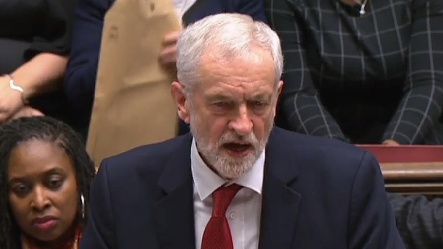Líder trabalhista Jeremy Corbyn alfinetou proposta: "Quem sabe a primeira-ministra possa pegar umas dicas com Klopp?" - AFP