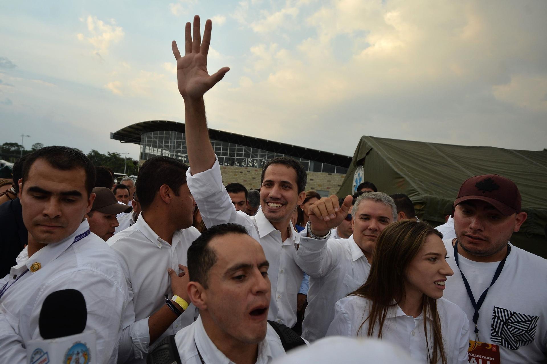22.fev.2019 - O autodeclarado presidente interino da Venezuela, Juan Guaidó, vai ao "Venezuela Live Aid", acompanhado do presidene da Colômbia, Juan Duque (ao seu lado) - LUIS ROBAYO/AFP