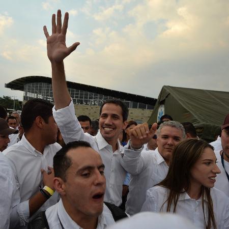 22.fev.2019 - O autodeclarado presidente interino da Venezuela, Juan Guaidó, vai ao "Venezuela Live Aid", acompanhado do presidene da Colômbia, Juan Duque (ao seu lado) - LUIS ROBAYO/AFP