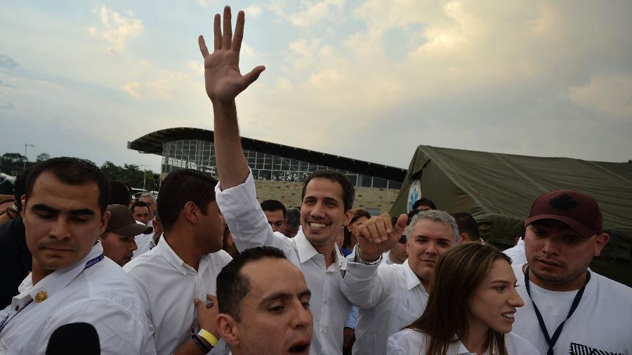 22.fev.2019 - O autodeclarado presidente interino da Venezuela, Juan Guaidó, vai ao "Venezuela Live Aid", acompanhado do presidene da Colômbia, Juan Duque (ao seu lado) - LUIS ROBAYO/AFP
