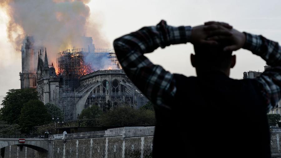 15.abril.2019 - O incêndio na Catedral de Notre-Dame causou comoção mundial - AFP