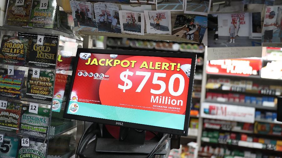 26.mar.2019 - Anúncio de sorteio da loteria americana Powerball, a responsável por entregar quatro dos cinco maiores prêmios do mundo - Joe Raedle/Getty Images/AFP
