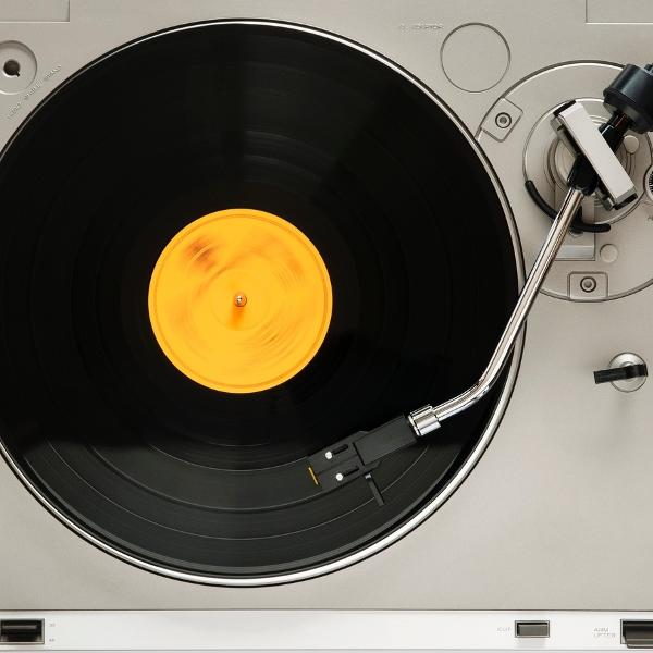 Nos Estados Unidos, a venda de discos de vinil superou a de CDs pela primeira vez desde os anos 1980
