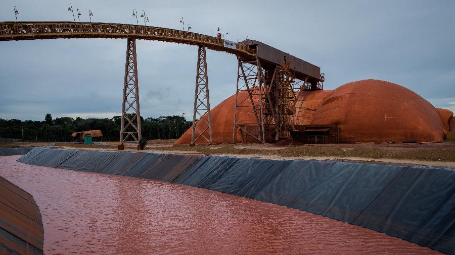 Água misturada com dejetos da empresa norueguesa Hydro Alunorte em Barcarena, na região metropolitana de Belém - Eduardo Anizelli/Folhapress
